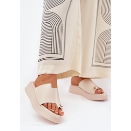 Flips femininos na plataforma e cunhas baixas com detalhes decorativos bege 2