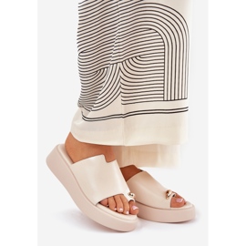 Flips femininos na plataforma e cunhas baixas com detalhes decorativos bege 1