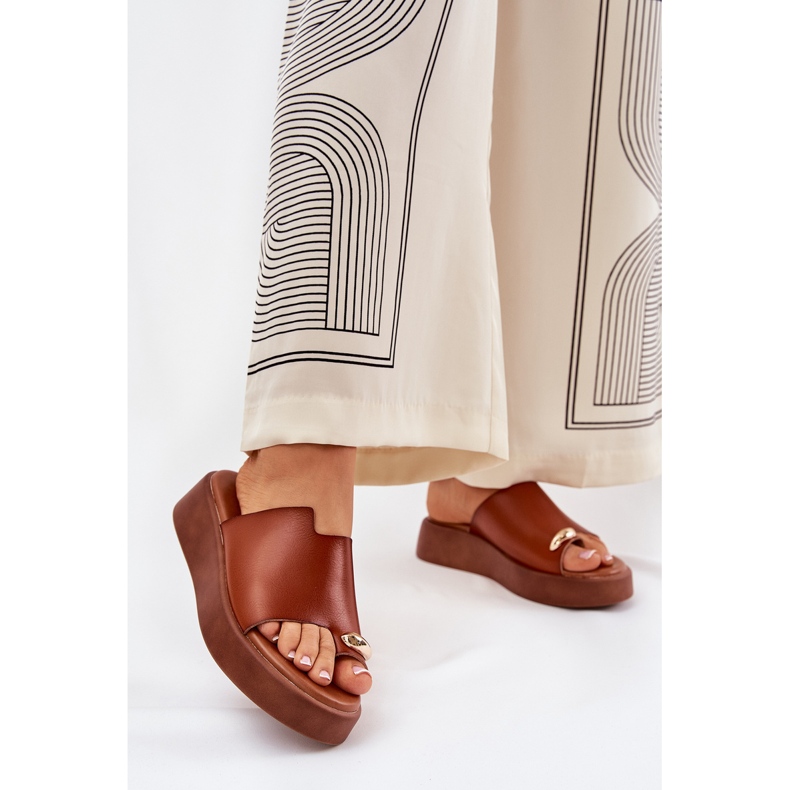 Flips femininos na plataforma e cunha baixa com um detalhe decorativo de camelo castanho 2