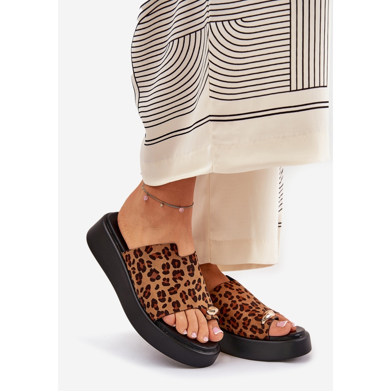 Flips femininos na plataforma e cunhas baixas com detalhes decorativos de leopardos marrons castanho 1