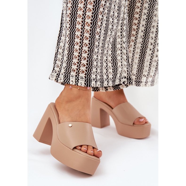 Flipers de couro eco feminino no post e plataforma cáqui bege 2