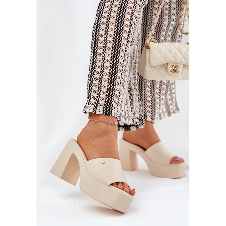 Flipers de couro eco feminino no poste e plataforma de mendigo leve bege 2