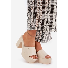 Flipers de couro eco feminino no poste e plataforma de mendigo leve bege 1