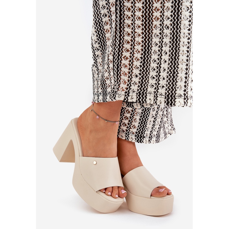 Flipers de couro eco feminino no poste e plataforma de mendigo leve bege 1