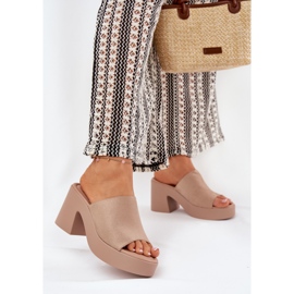 Chinelos femininos no post e plataforma cáqui bege 2