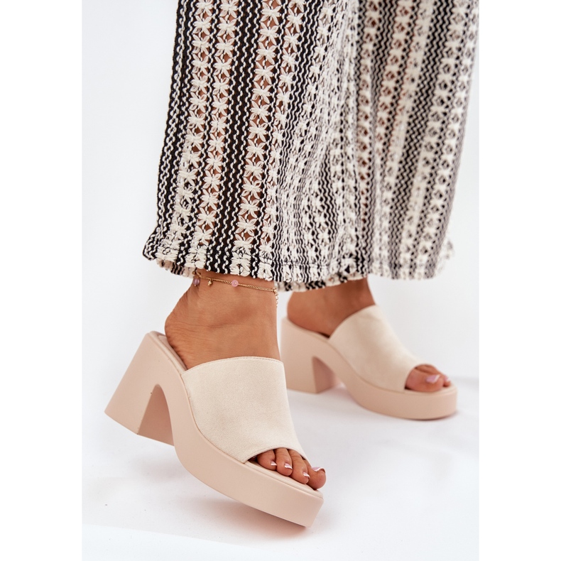 Chinelos femininos no post e plataforma bege 2