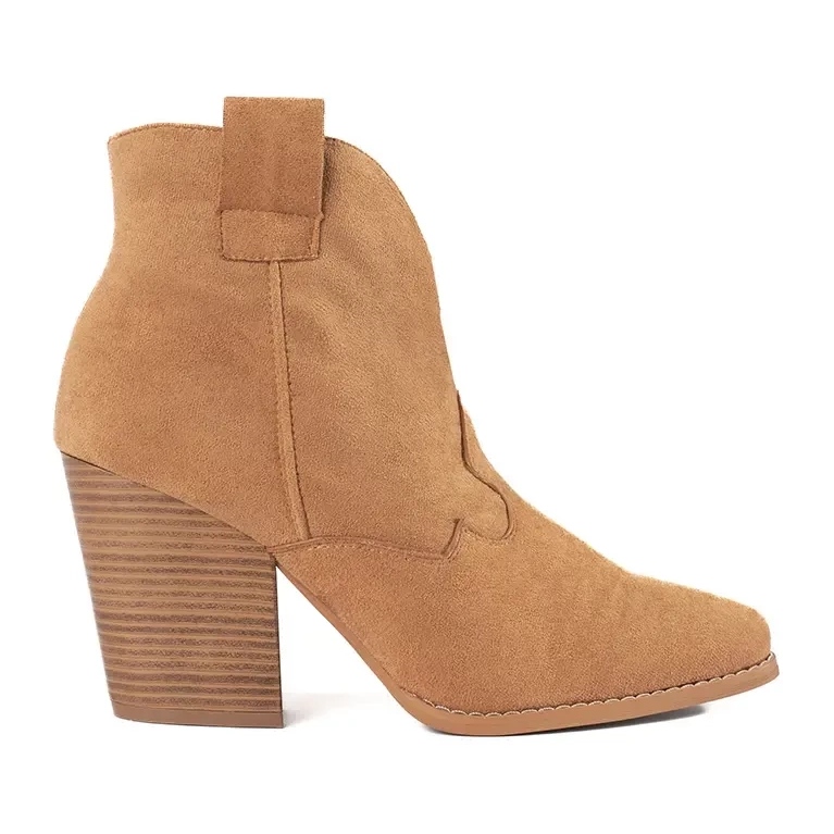 Botas de camurça de caubói no pilar bege 1