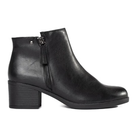 Botas pretas em um poste preto 1