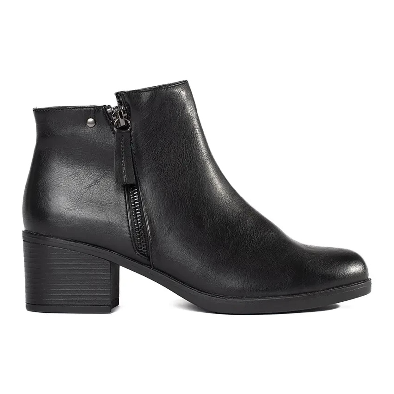 Botas pretas em um poste preto 1