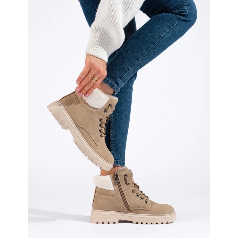 Armadilhas elegantes feitas de couro ecológico bege 2