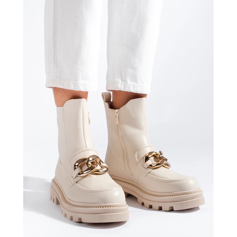 Trabalhadores na plataforma bege 1