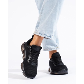 Sapatos esportivos em uma plataforma de borracha preto 2