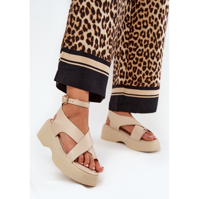 Sandálias femininas na plataforma e um bege de couro ecológico de cunha 2