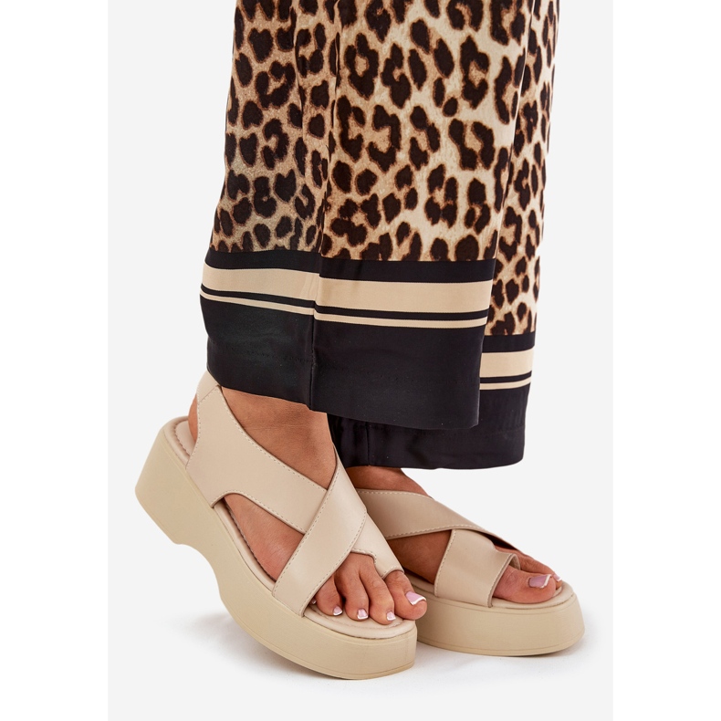 Sandálias femininas na plataforma e um bege de couro ecológico de cunha 1