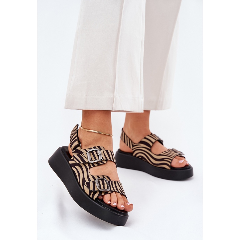 Sandálias femininas na plataforma e cunhas com fivelas bege-preto zebra 2 Sandálias femininas na plataforma e cunhas com fivelas bege-preto zebra 2