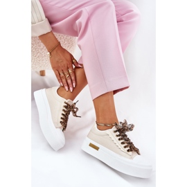 Tênis femininos em uma plataforma enorme com bêbado decorativo bege 1