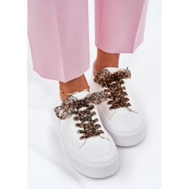 Tênis femininos em uma plataforma enorme com arestão decorativa branco 2 Tênis femininos em uma plataforma enorme com arestão decorativa branco 2