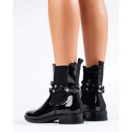 Botins femininos de couro envernizado com salto plano preto 1