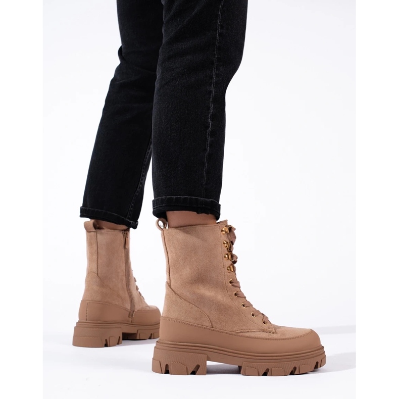 W. Potocki Trabalhadoras em uma plataforma bege Potocki 1