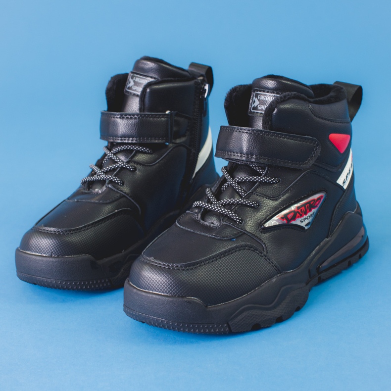 Botins pretos isolados com atacadores para menino 1