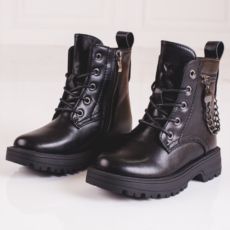 Botas pretas de menina com corrente preto 2
