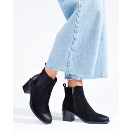 Botas Chelsea pretas de senhora no poste preto 2