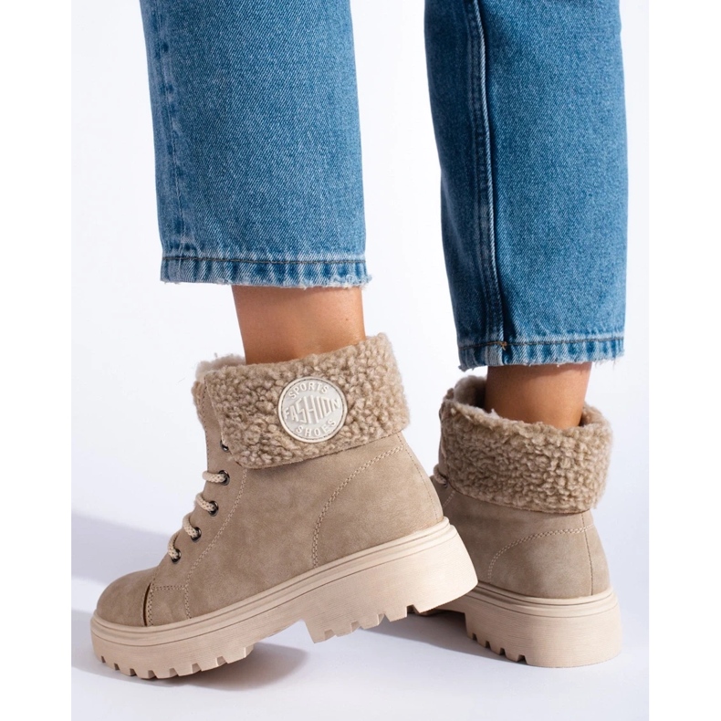 Botas de caminhada de mulher com pele de carneiro bege 1 Botas de caminhada de mulher com pele de carneiro bege 1