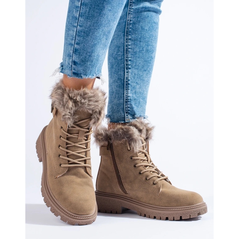 Botas de caminhada de mulher com pelo bege 1 Botas de caminhada de mulher com pelo bege 1