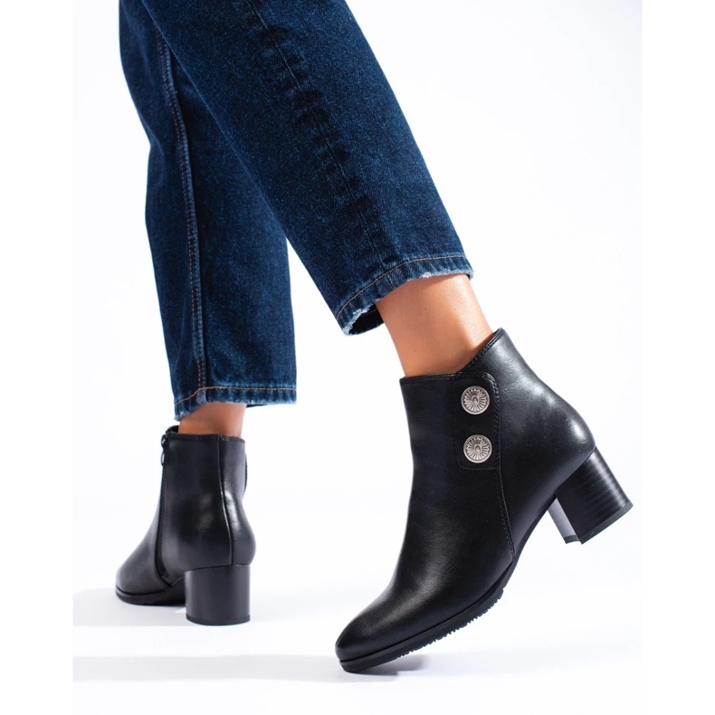 Botas femininas clássicas em um poste shelovet preto 1
