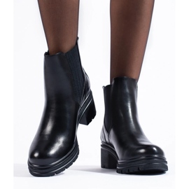 Botas Chelsea pretas de senhora no poste preto 1