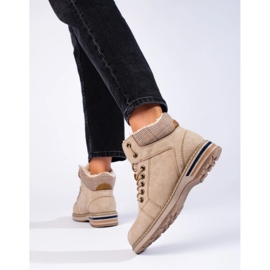 Botas femininas bege com isolamento 1