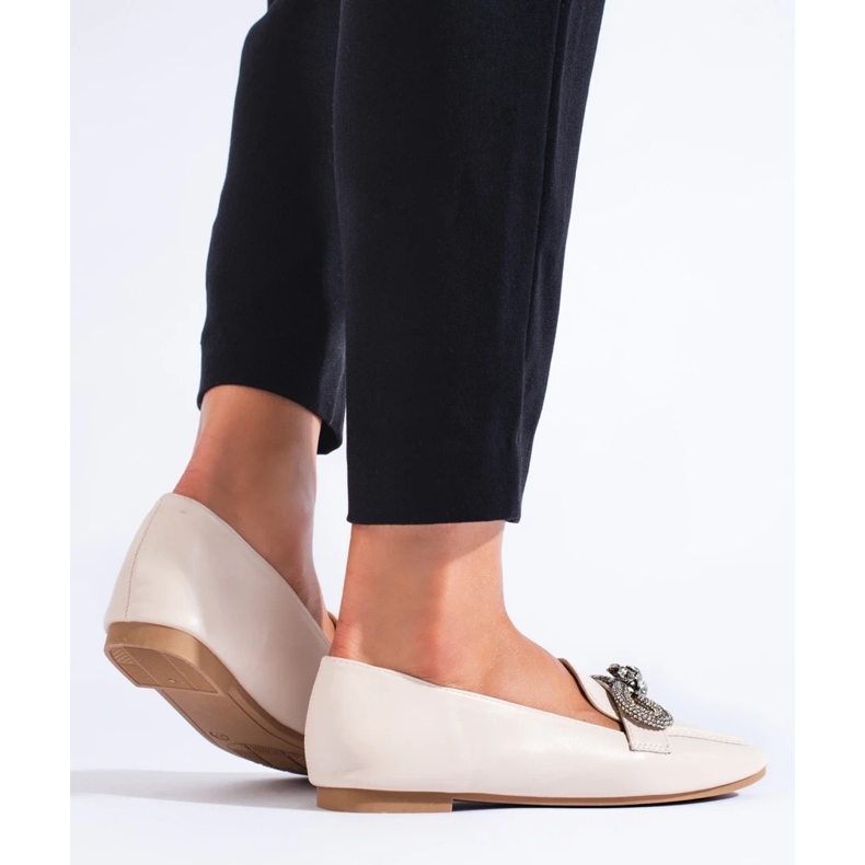 Mocassins femininos elegantes com decoração bege 1