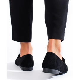 Mocassins pretos femininos com decoração 1