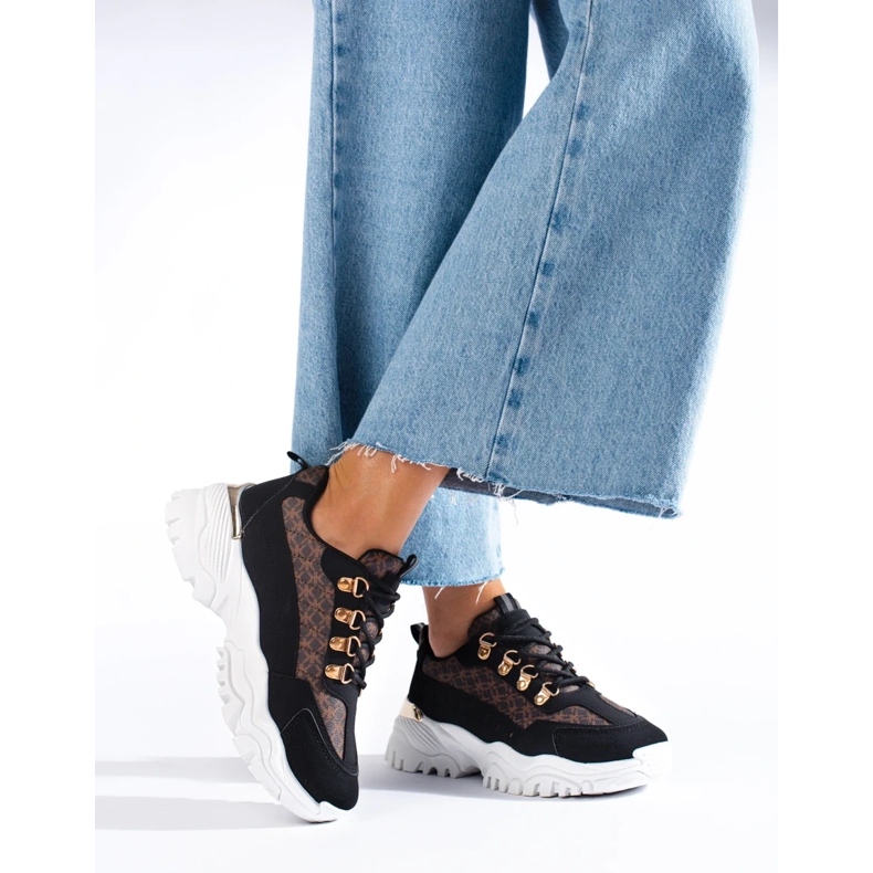 Tênis feminino preto com estampa 2