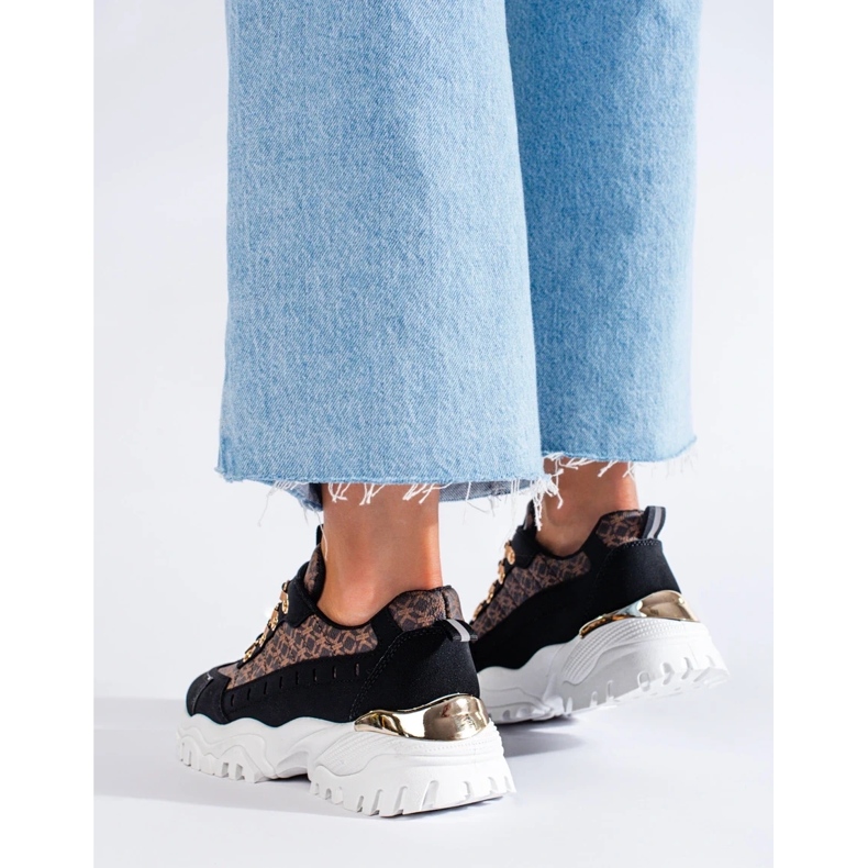 Tênis feminino preto com estampa 1