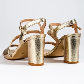 Sandálias Shelovet douradas elegantes para mulher no poste preto 1