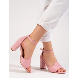 Sandálias femininas rosa no poste de W. Potocki 2