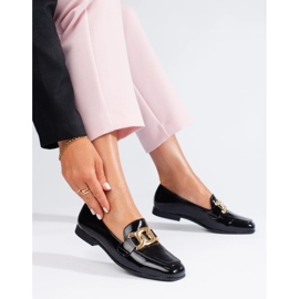 Sapatos de senhora pretos envernizados com corrente Shelovet 1