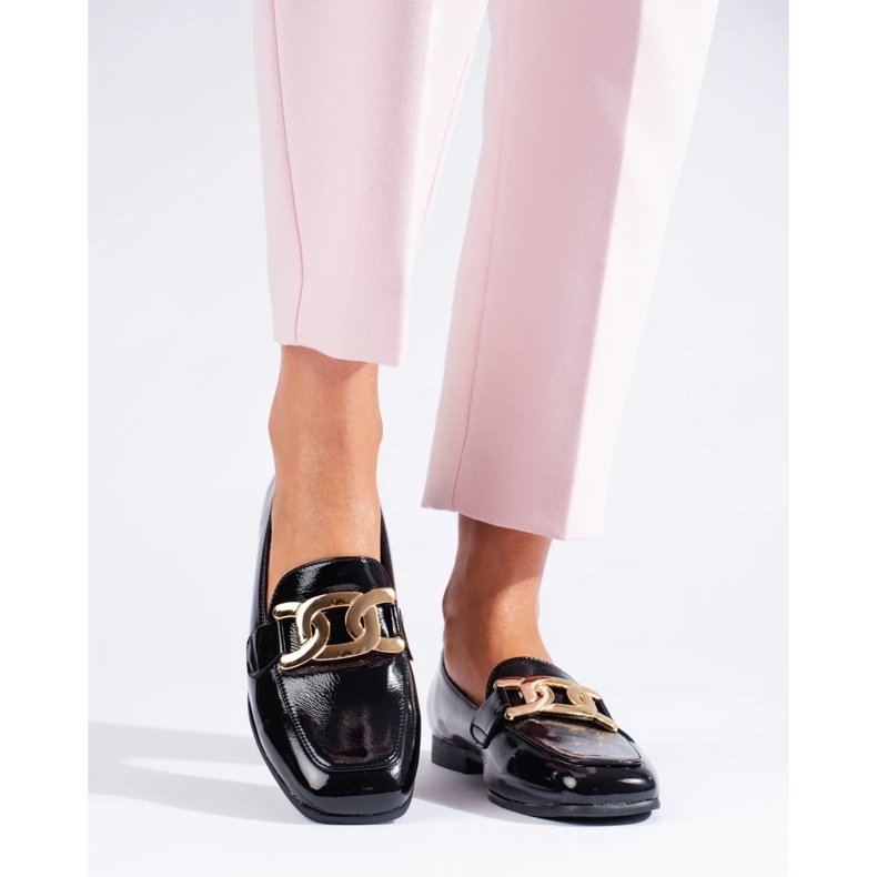 Sapatos de senhora pretos envernizados com corrente Shelovet 2