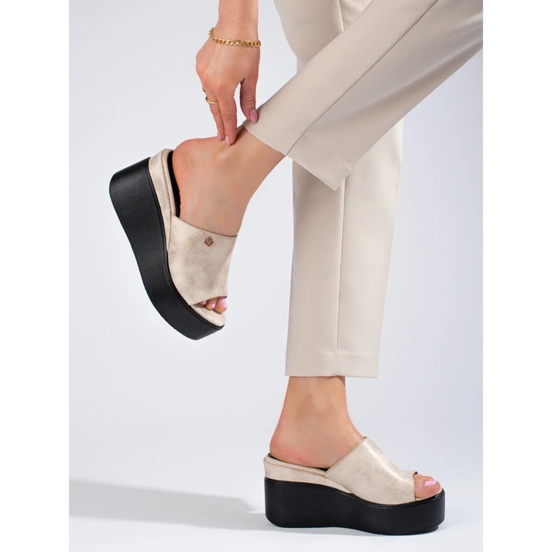 Chinelos metálicos em uma cunha alta dourada dourado 2