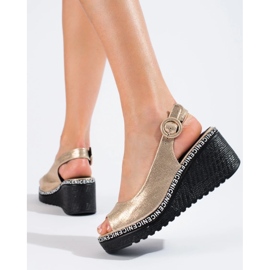 Sandália de cunha dourada Shelovet dourado 2