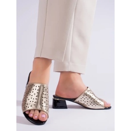 Chinelos femininos dourados com aberturas e salto baixo Shelvt 2