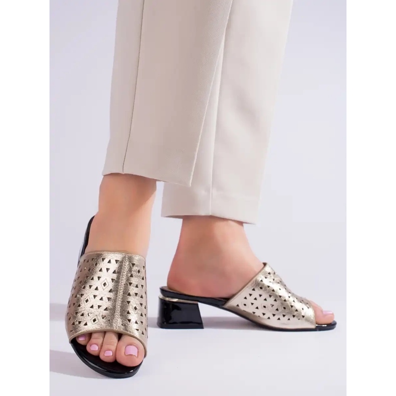 Chinelos femininos dourados com aberturas e salto baixo Shelvt 2