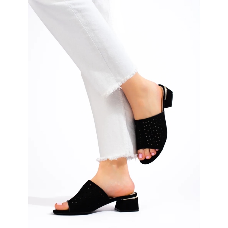 Chinelos femininos negros com aberturas e salto baixo preto 1