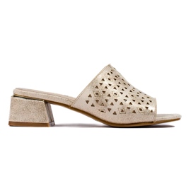 OpenWork Golden Flip Flip em uma postagem metálica baixa dourado 2