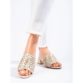 OpenWork Golden Flip Flip em uma postagem metálica baixa dourado 1