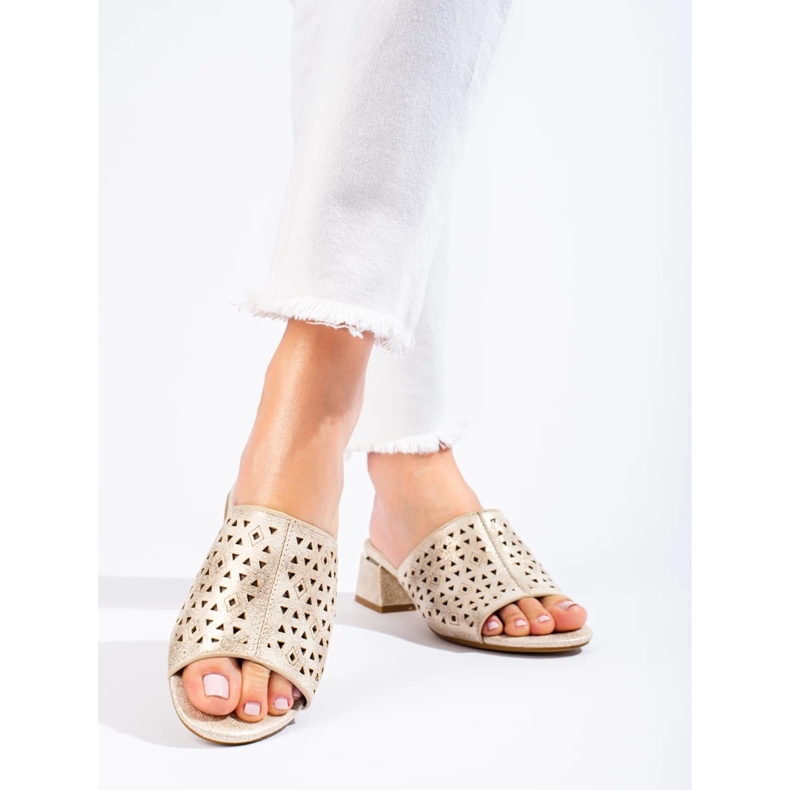 OpenWork Golden Flip Flip em uma postagem metálica baixa dourado 1