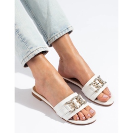 Chinelos brancos de mulher com uma elegante fivela Shelovet 2