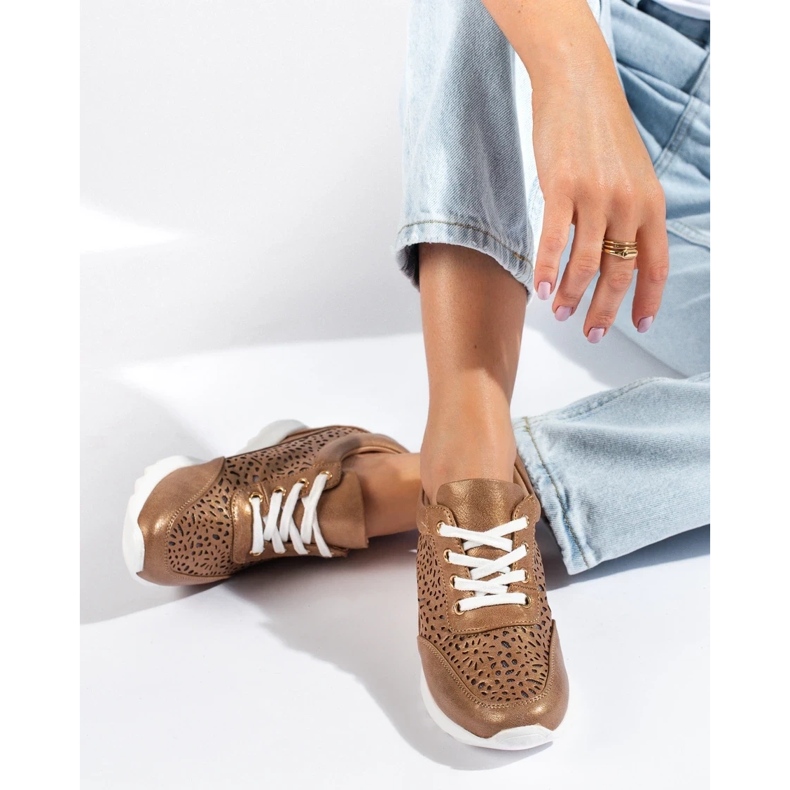 Tênis vazado com cunha oculta marrom Shelovet castanho 1