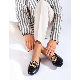 Mocassins femininos pretos com detalhes dourados da Shelovet 2